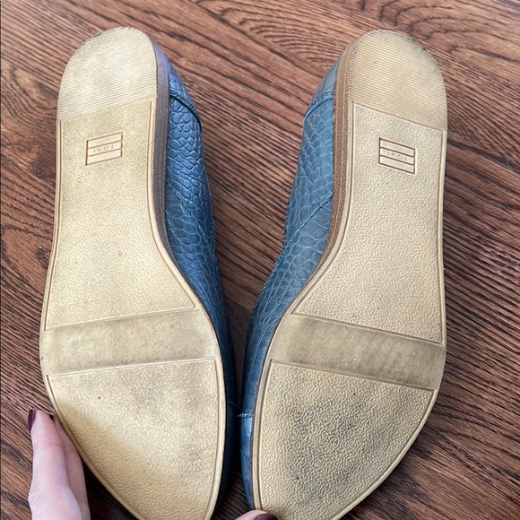 Elegant Gray Crocodile Pattern Flats - Picture 7 of 7